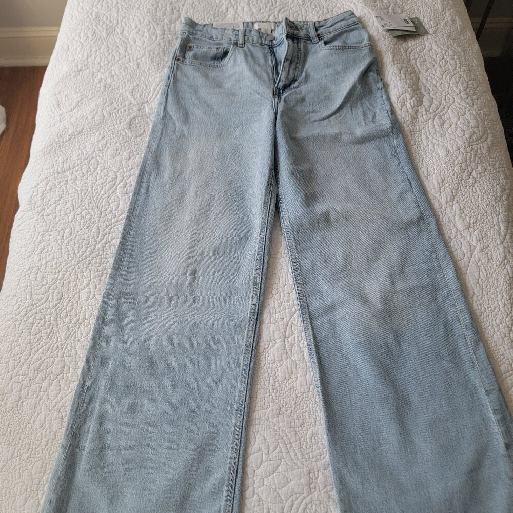 High-wasted wide-legged jeans